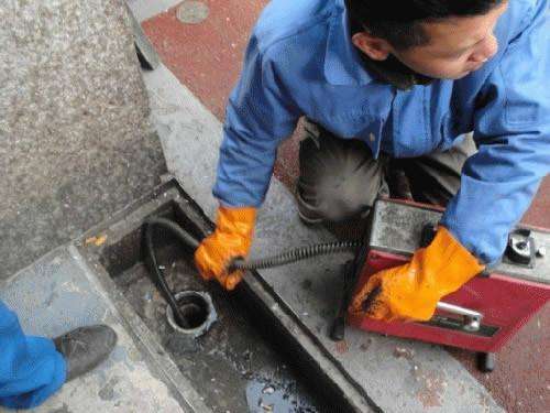 畜禽良种场疏通下水道