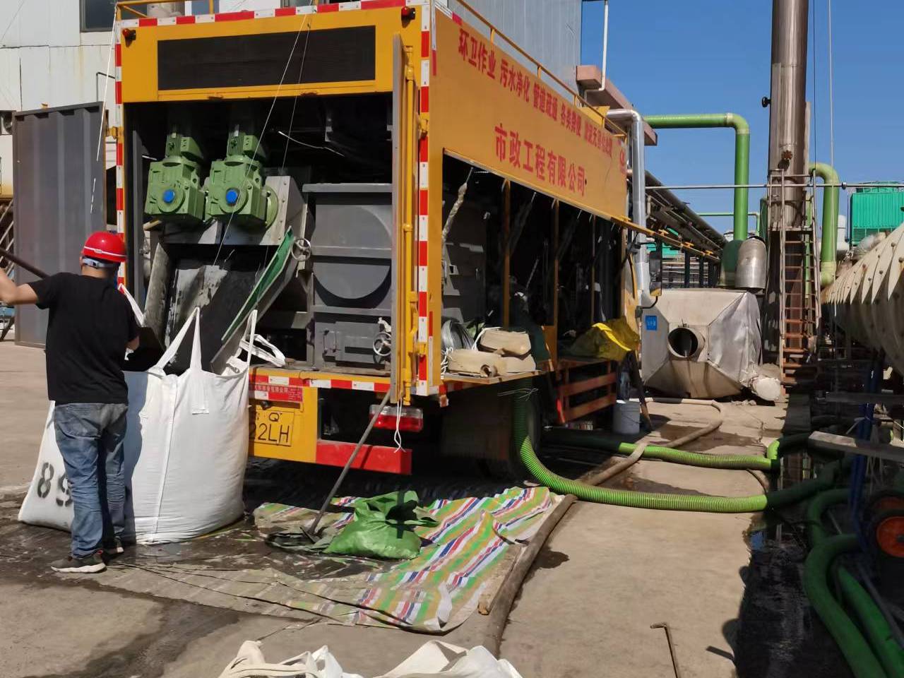 畜禽良种场淤泥压干处理